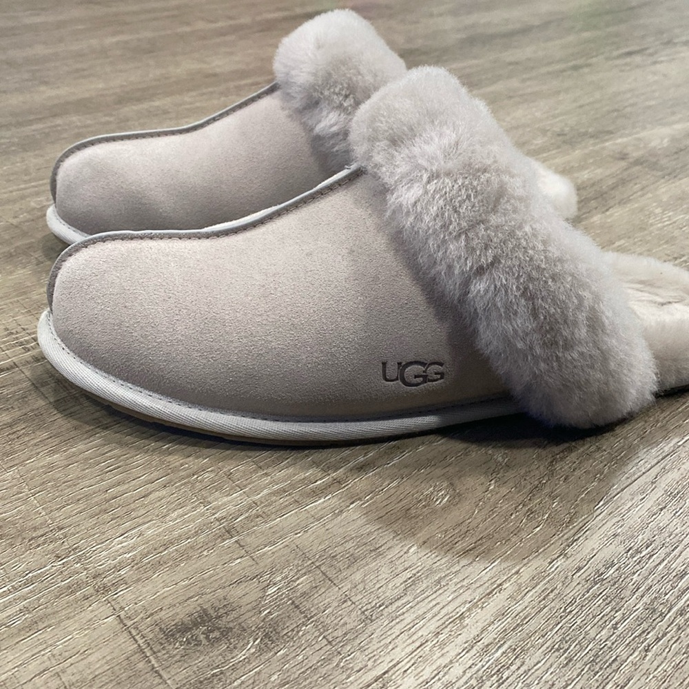 Uggs slippers. Grey